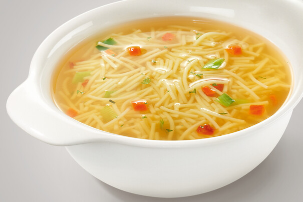 Hühnersuppe mit Eiernudeln Hühnersuppe mit Eiernudeln