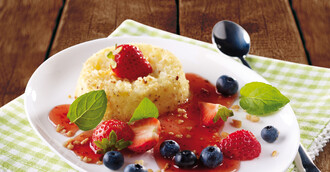 "Pulverschnee" - Milchreis-Soufflé mit Haselnuss-Krokant und Erdbeer-Dessertsoße