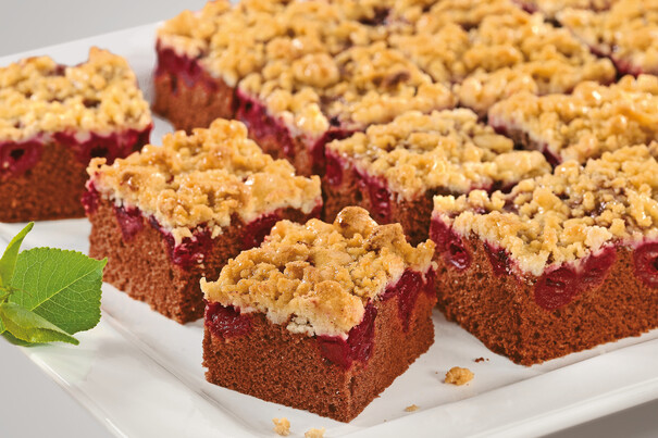 Schoko-Kirsch-Kuchen, geschnitten Schoko-Kirsch-Kuchen, geschnitten