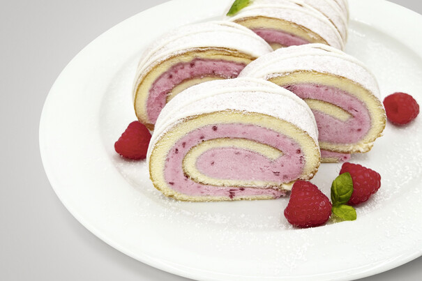 Sahnerolle Himbeere, geschnitten