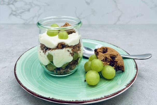 Quarkcreme Vanille mit Weintrauben und Cookies