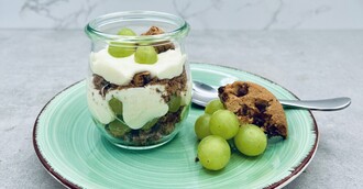Quarkcreme Vanille mit Weintrauben und Cookies