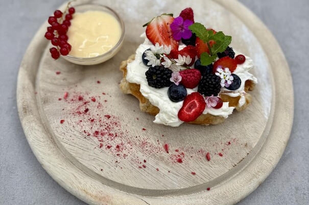 Lütticher Waffel mit Sahne & roten Früchten
