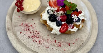 Lütticher Waffel mit Sahne & roten Früchten