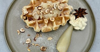 Lütticher Waffel mit Gewürzbirne & Chai-Sahne