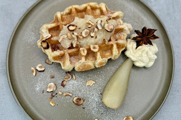 Lütticher Waffel mit Gewürzbirne & Chai-Sahne