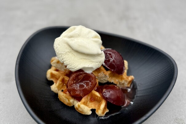 Lütticher Waffel mit Pflaumenkompott & Vanilleeis
