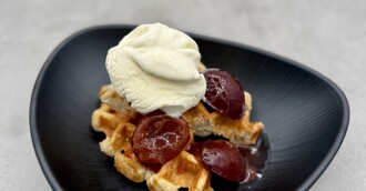 Lütticher Waffel mit Pflaumenkompott & Vanilleeis