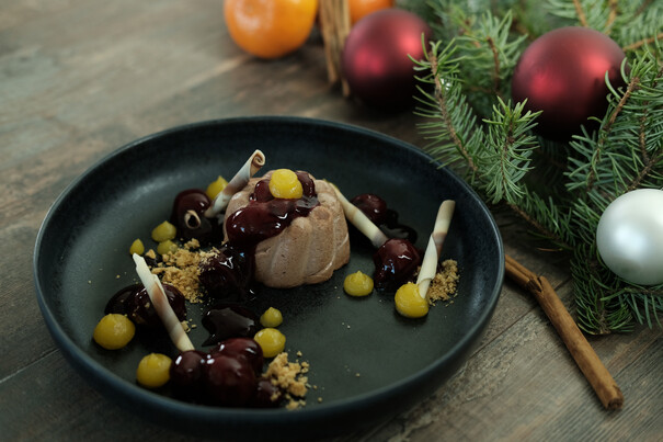 Spekulatius-Mousse mit Zimtkirschen und Kalamansi-Gel