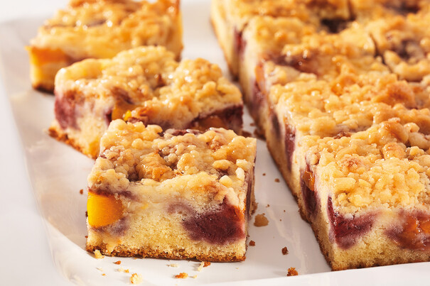 Erdbeer-Pfirsich-Joghurt-Kuchen, geschnitten