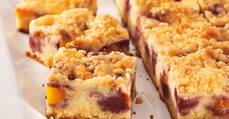 Erdbeer-Pfirsich-Joghurt-Kuchen, geschnitten