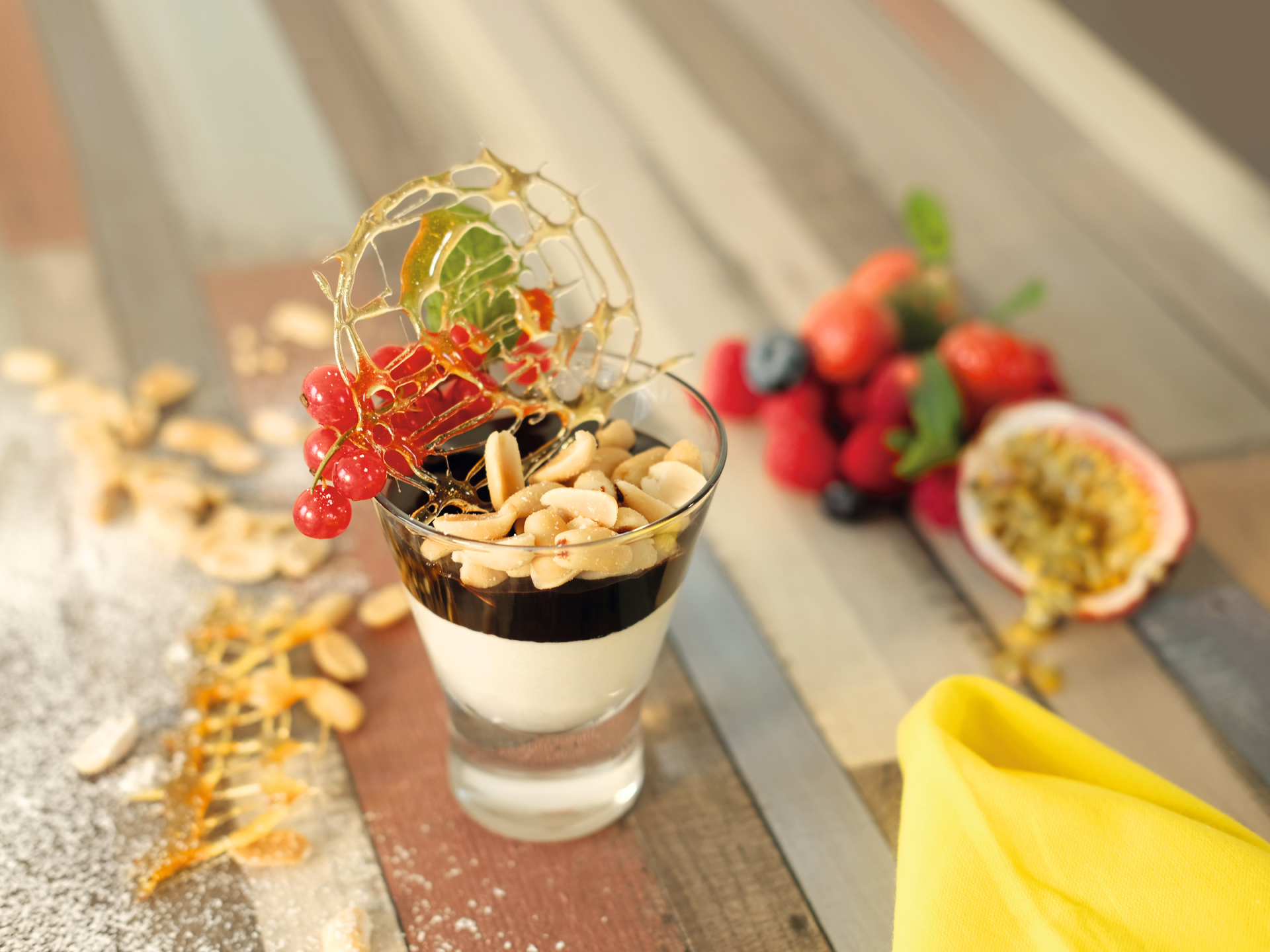 ToffeeMousse mit gesalzenen Erdnüssen und Schokolade Dr. Oetker